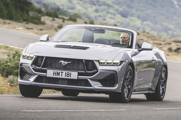 Ford Mustang Convertible: driving