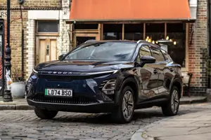 Omoda E5 dynamic front three-quarter