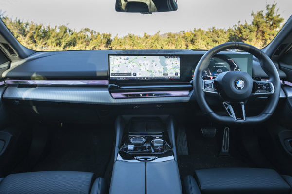 BMW 5 Series Touring: interior view